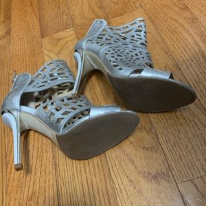 BCBGMAXAZRIA SILVER SHOES 7M